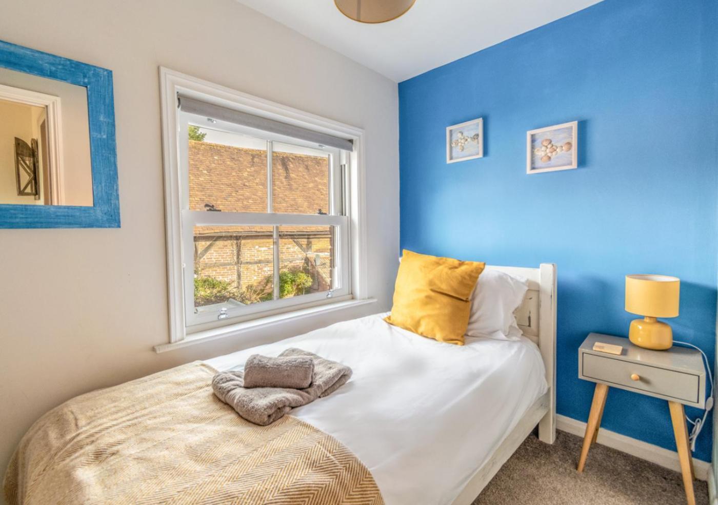 Stylish 2 Bedrooms Cosy & Bright Cottage, Pet Friendly, Sleeps 5, Titchfield Village - Summer Special Offer!! - By Blue Puffin Stays Екстер'єр фото
