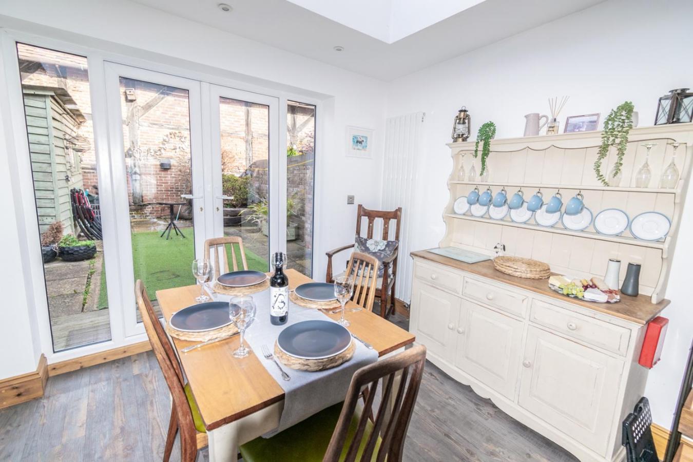 Stylish 2 Bedrooms Cosy & Bright Cottage, Pet Friendly, Sleeps 5, Titchfield Village - Summer Special Offer!! - By Blue Puffin Stays Екстер'єр фото