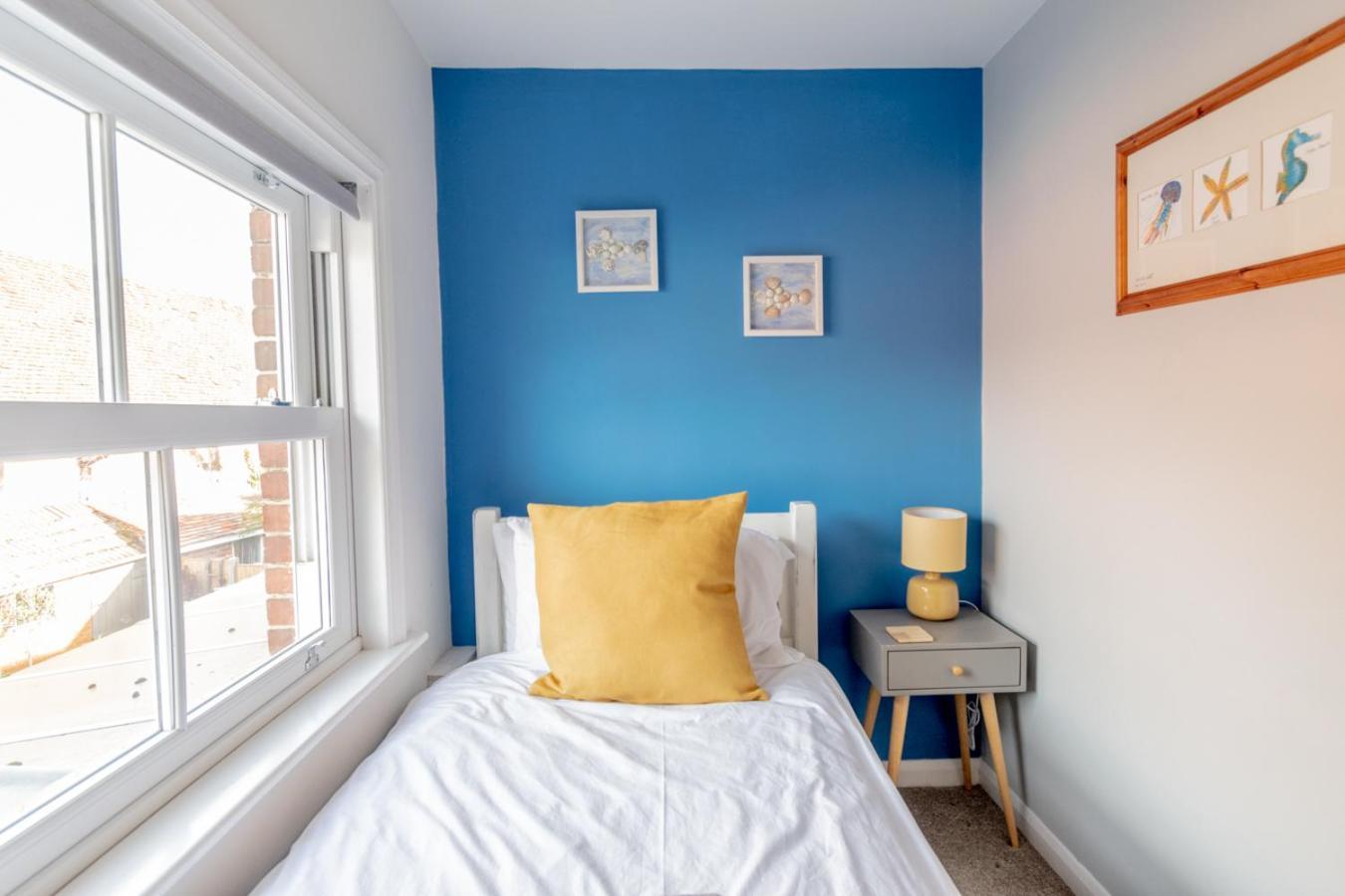 Stylish 2 Bedrooms Cosy & Bright Cottage, Pet Friendly, Sleeps 5, Titchfield Village - Summer Special Offer!! - By Blue Puffin Stays Екстер'єр фото