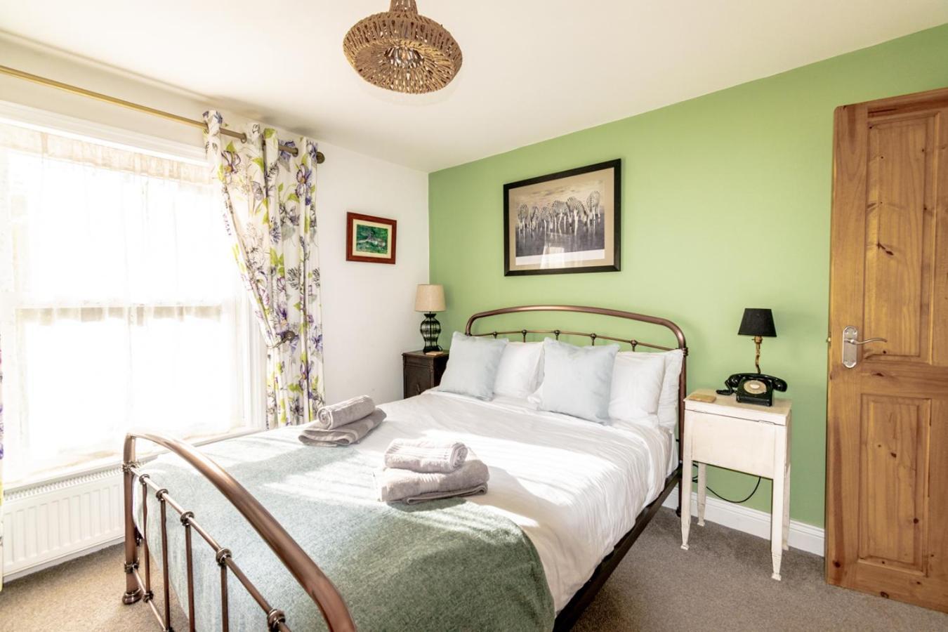 Stylish 2 Bedrooms Cosy & Bright Cottage, Pet Friendly, Sleeps 5, Titchfield Village - Summer Special Offer!! - By Blue Puffin Stays Екстер'єр фото