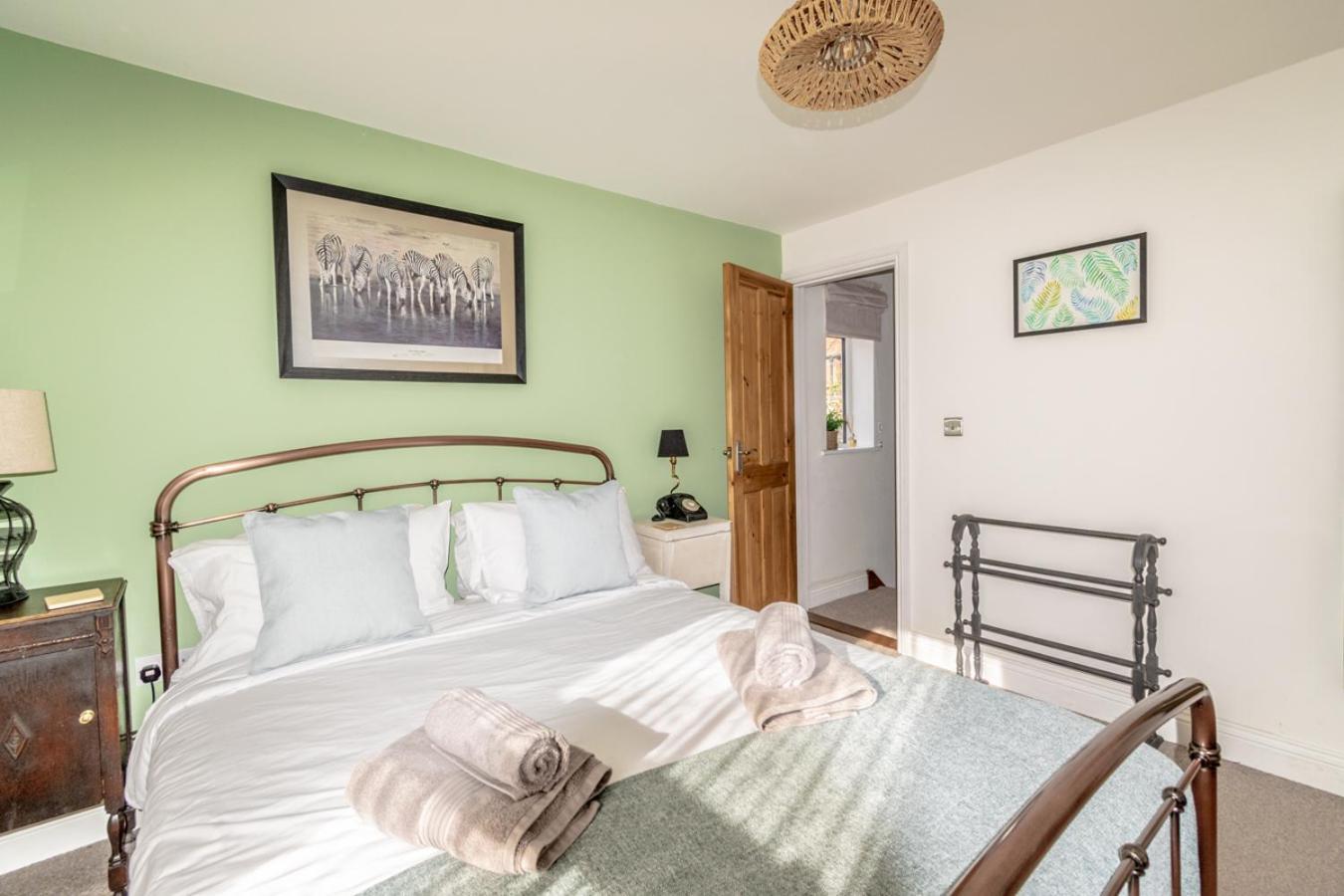 Stylish 2 Bedrooms Cosy & Bright Cottage, Pet Friendly, Sleeps 5, Titchfield Village - Summer Special Offer!! - By Blue Puffin Stays Екстер'єр фото