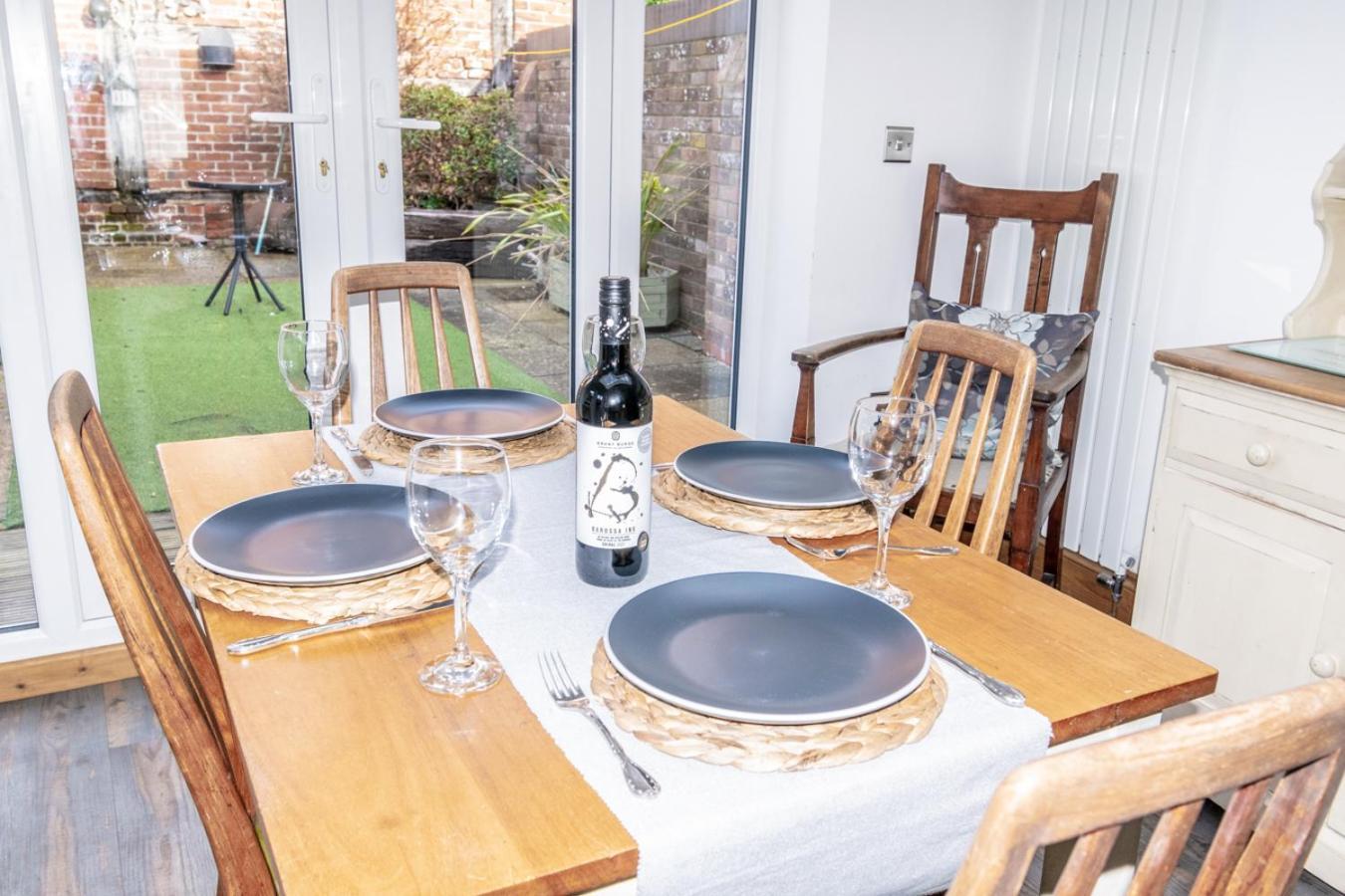 Stylish 2 Bedrooms Cosy & Bright Cottage, Pet Friendly, Sleeps 5, Titchfield Village - Summer Special Offer!! - By Blue Puffin Stays Екстер'єр фото